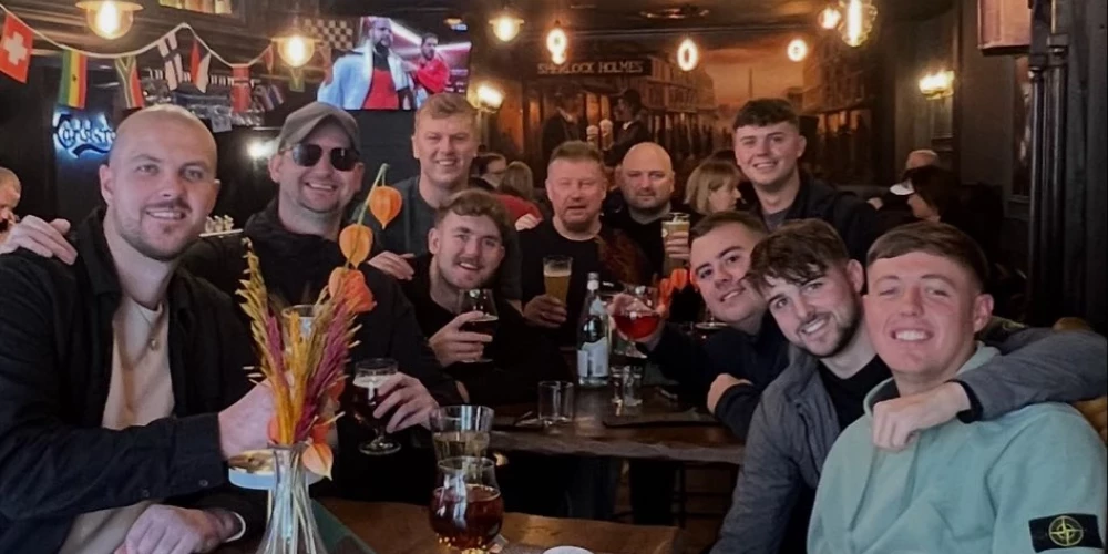 Anglijas futbola fani jau Rīgā atpūšas. 