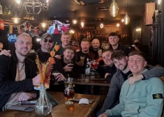 Anglijas futbola fani jau ierodas Rīgā: dzer alu, skrien krosiņu un lec Vecrīgas peļķē