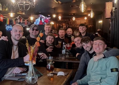 Anglijas futbola fani jau Rīgā atpūšas.