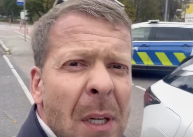"Braucām oficiālā vizītē, bet mūs aiztur specdienesti!" Aleksejs Rosļikovs ziņo par problēmām uz Igaunijas robežas. VIDEO