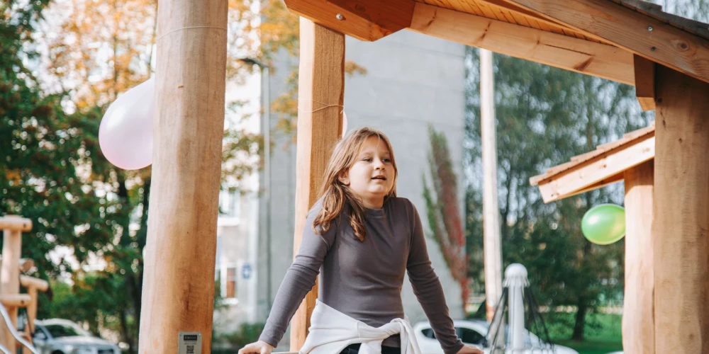 В Милгрависе торжественно открылась новая детская игровая площадка на улице Ледургас, 18B. Праздник сопровождался весёлыми играми и развлечениями.