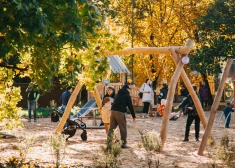 ФОТО: в Милгрависе на месте открылась новая детская площадка - с качелями, пирамидой и песком под ногами