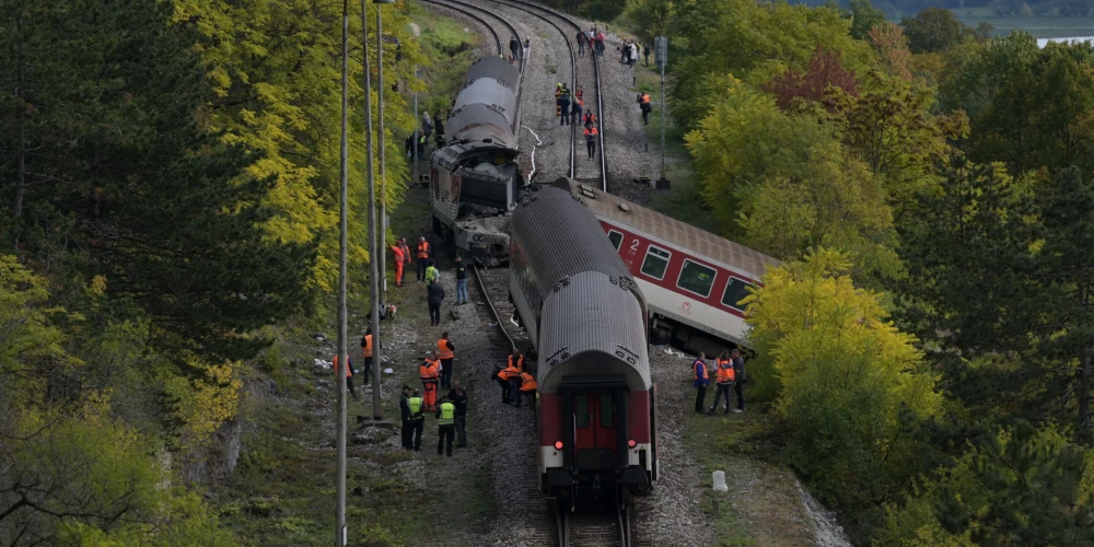 Vilcienu katastrofas vieta Slovākijā (foto: Scanpix / EPA)
