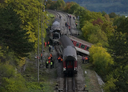 Vilcienu katastrofas vieta Slovākijā (foto: Scanpix / EPA)