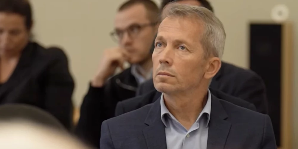 Rēzeknes Sociālā dienesta vadītājs Gunārs Arbidāns atzīst, ka vairākus braucienus, kas bijuši pa Latviju, tiešām neesot noformējis kā komandējumus.