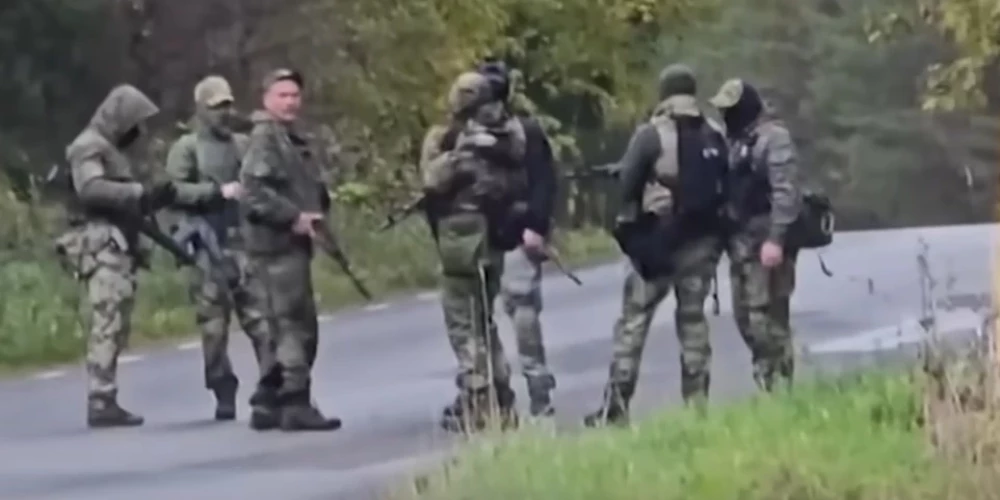 Bruņotas personas "Sātses zābakā" - Krievijas teritorijā, kas iestiepjas Igaunijas teritorijā pie Veru apriņķa Setomā pagasta. Apgabala forma kartē atgādina zābaku, no kurienes ir cēlies nosaukums (ekrānuzņēmums no video)