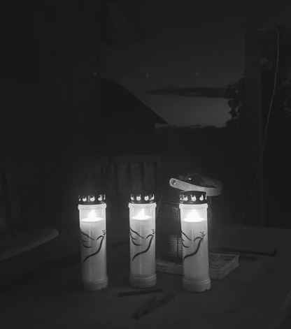 Suņuku īpašnieks Modris aizdedzis svecītes par saviem četrkājainajiem mīluļiem, kas pāragri devās mūžībā.