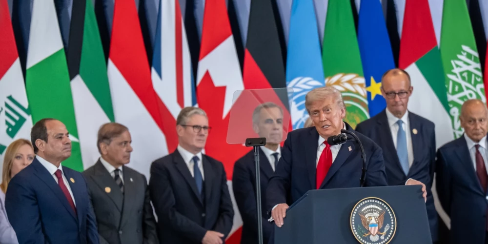 Dokumentu parakstīja Tramps, Kataras emīrs Tamims bin Hamads al Thani, Ēģiptes prezidents Abdelfatahs al Sisi un Turcijas prezidents Redžeps Tajips Erdogans.