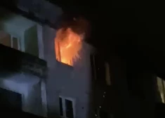 Purvciemā ar atklātu liesmu deg dzīvoklis - notikuma vietā strādā glābēji, mediķi un Valsts policija