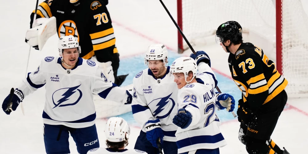 "Lightning" hokejisti priecājas pēc Pontusa Holmberga vārtu guvuma.