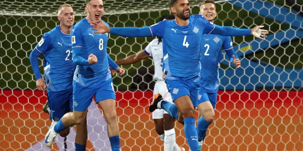 Islandes futbolisti priecājas pēc Viktora Pālsona vārtu guvuma.