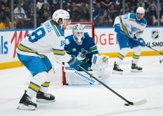 "Canucks" bez Bļugera piekāpjas "Blues"