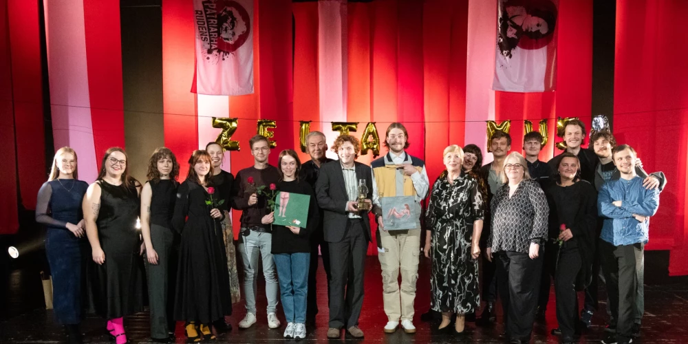 2025. gada 10. oktobrī Latvijas Kultūras akadēmijas Mazajā zālē valdīja īsta svētku atmosfēra - ar spilgtām emocijām un veselīgu humoru tika aizvadīta festivāla “Patriarha rudens” noslēguma ceremonija “Drupaču lasīšana”, kuras laikā pasniegtas arī alternatīvās teātra gada balvas “Zelta muša”.