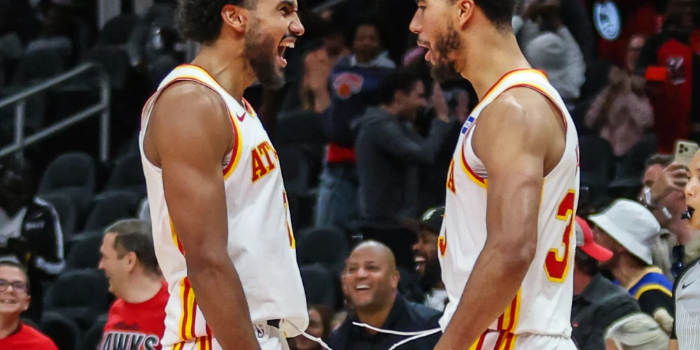 Divi galvenie "Hawks" panākuma kaldinātāji - Džeikobs Topins (pa kreisi) un kanādiešu basketbolists Keilebs Hjūstans, kurš 2021. gada U-19 Pasaules kausā Rīgā izcīnīja bronzas medaļu, esot Kanādas izlases uzbrukuma līderim.