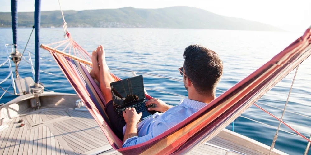 Возможность работать удаленно - тоже один из бонусов.