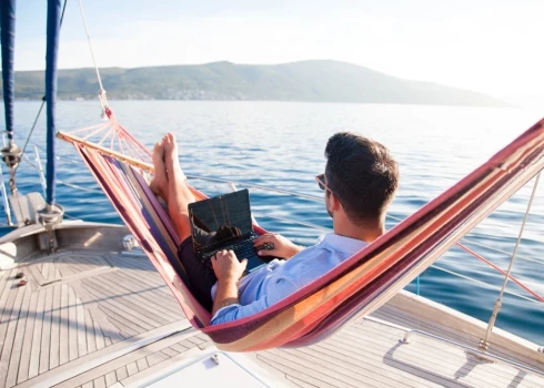 Возможность работать удаленно - тоже один из бонусов.