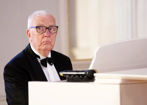 Отмена концерта вызвала беспокойство у поклонников маэстро.