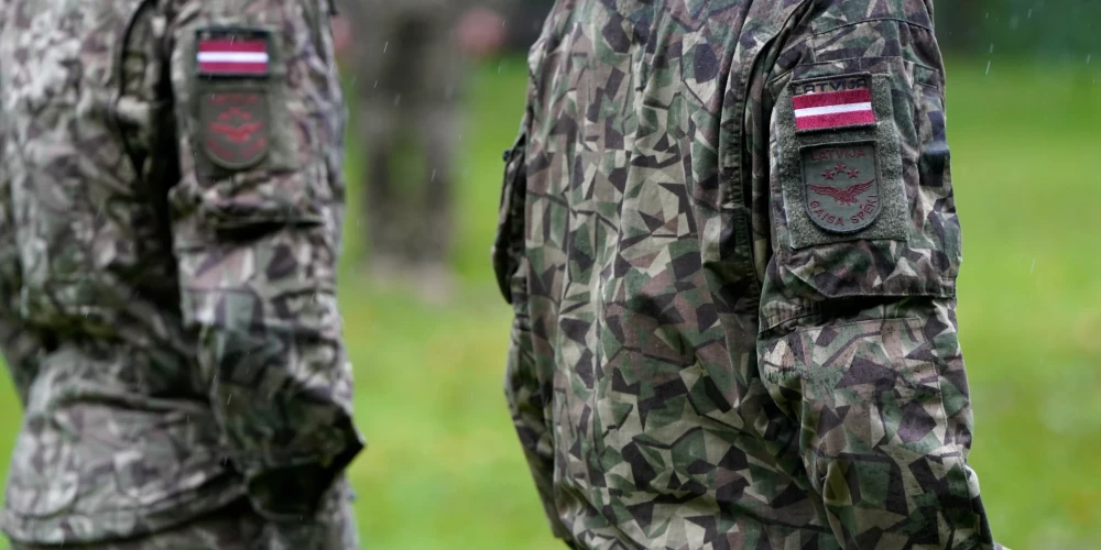 FDP savā uzraudzības ziņojumā aicina valdību izvirzīt ambiciozākus mērķus izdevumu samazināšanā un savlaicīgi rast strukturālu, ilgtspējīgu risinājumu aizsardzības izdevumu finansēšanai, lai tie nebūtu atkarīgi no parāda palielināšanas.