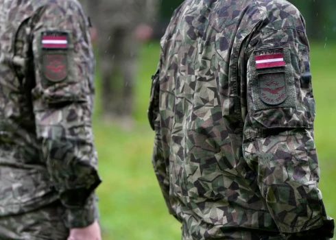 FDP savā uzraudzības ziņojumā aicina valdību izvirzīt ambiciozākus mērķus izdevumu samazināšanā un savlaicīgi rast strukturālu, ilgtspējīgu risinājumu aizsardzības izdevumu finansēšanai, lai tie nebūtu atkarīgi no parāda palielināšanas.