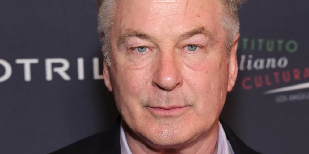 Alekss Boldvins sadragā sievas auto, izvairoties no sadursmes ar kravas mašīnu.