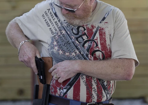 Aktīvisti, kas iestājas par stingrāku ieroču regulāciju ASV salīdzinājuši Floridu ar mežonīgajiem rietumiem, norādot, ka tas izraisīs haosu sabiedrībā.