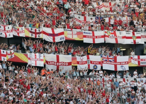 Anglijas futbola fani ir aktīvi savas komandas atbalstītāji, taču ne vienmēr bijuši kārtīgākie.