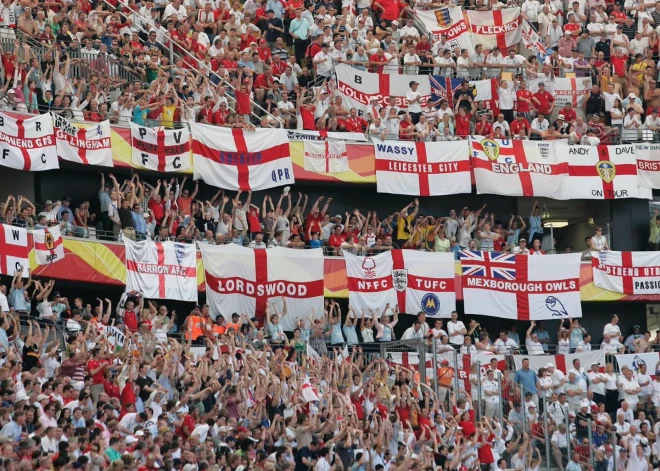 Par huligānismu Rīgā aizturēti vairāki Anglijas futbola fani