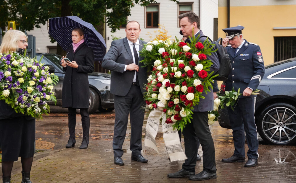 FOTO: mūžībā pavada bijušo iekšlietu ministru Ziedoni Čeveru