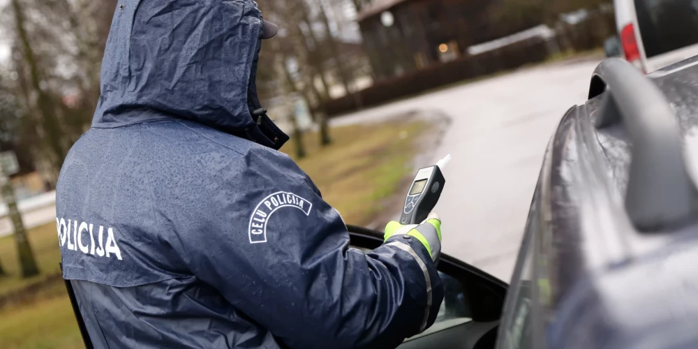 Netrafarētie policijas auto turpina sodīt ātrumpārkāpējus un skūteru vadītājus.