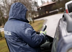 Netrafarētie policijas auto palīdz atklāt bīstamus pārkāpējus Rīgas ielās