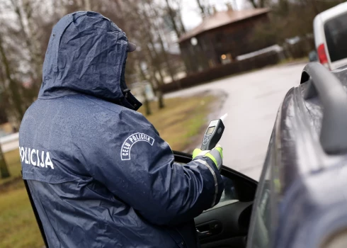 Netrafarētie policijas auto turpina sodīt ātrumpārkāpējus un skūteru vadītājus.