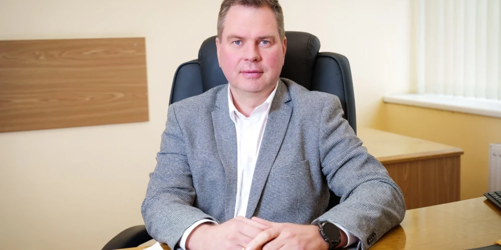 Lai pielāgotos klimata pārmaiņām, samazinātu plūdu risku un nodrošinātu iedzīvotāju dzīves kvalitāti, kā arī saimnieciskās darbības konkurētspēju un turpmāku pastāvēšanu, ir nepieciešama aizsargdambju atjaunošana, polderu sūkņu staciju pārbūve un potamālo (lēni plūstošo) upju regulēto posmu atjaunošana, norāda VSIA “Zemkopības ministrijas nekustamie īpašumi” (ZMNĪ) valdes loceklis Māris Muižnieks.