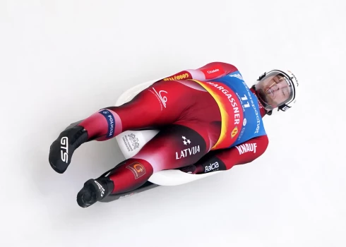 Pēdējo gadu Latvijas vadošais kamaniņu braucējs Kristers Aparjods traucas pa Siguldas trasi.