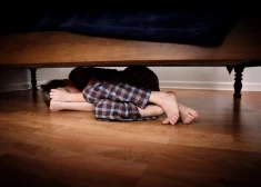 В Лиепае мать и отчим привязывали мальчика к радиатору и били - соседи слышали, но молчали
