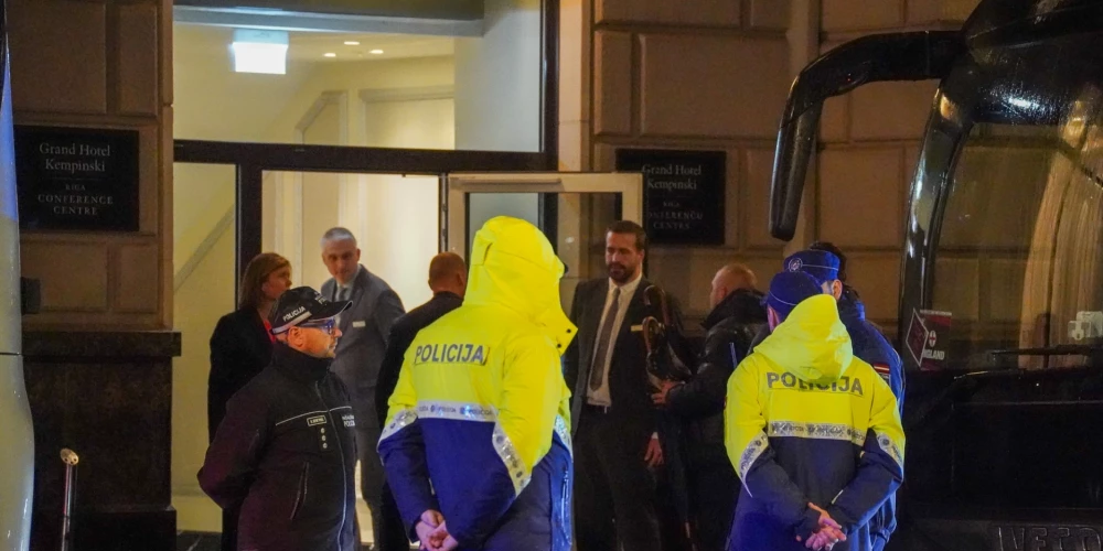 Policija gatavībā pie Anglijas fanu autobusiem (foto: Laura Baiba Balcere)