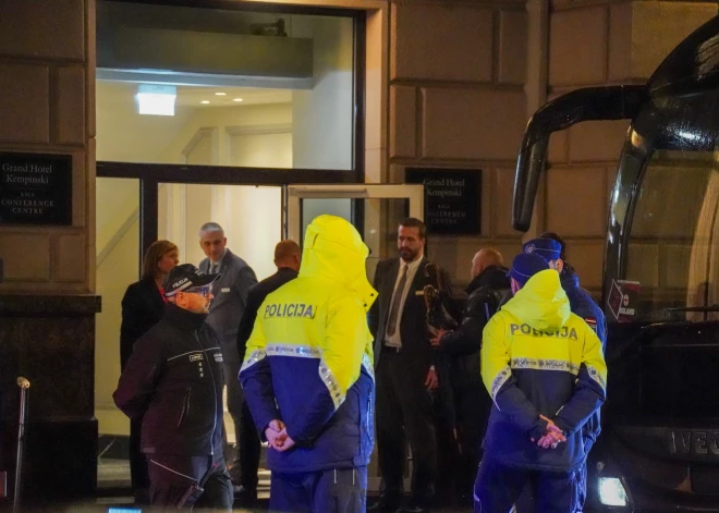 Policija gatavībā pie Anglijas fanu autobusiem (foto: Laura Baiba Balcere)