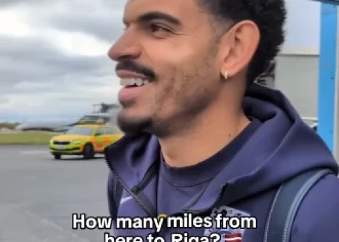 Anglijas izlases spēlētāji atbild uz jautājumu (ekrānuzņēmums no video)