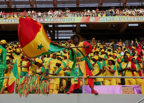 Senegālas fani atbalsta tribīnēs savu izlasi (foto: Scanpix / AP)