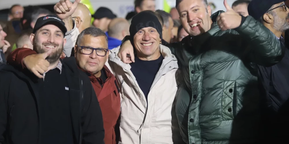 Anglijas futbola fani pirms spēles pret Latviju Daugavas stadionā. 