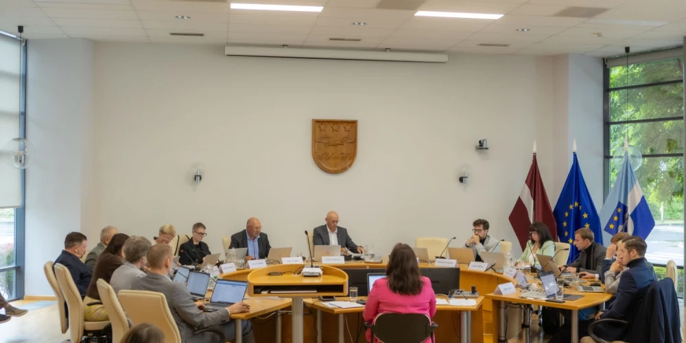Jūrmalas dome ārkārtas sēdē nepaaugstināja pirmskolas iestāžu pedagogu algas, kā to vēlējās pašvaldības opozīcija.