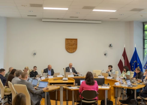 Jūrmalas dome ārkārtas sēdē nepaaugstināja pirmskolas iestāžu pedagogu algas, kā to vēlējās pašvaldības opozīcija.