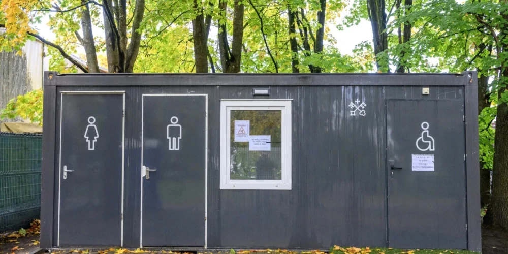 Общественные туалеты в Доме культуры Олайне закрыты на зиму.