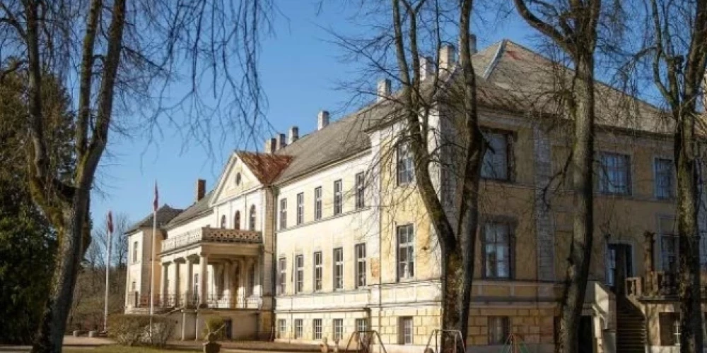 Pulkveža Oskara Kalpaka profesionālās vidusskolas vadība septembrī saņēmusi sūdzību no diviem izglītojamajiem par iespējamu instruktoru rīcību, kas pirmšķietami neatbilst profesionālās ētikas standartiem un vērtībām.
