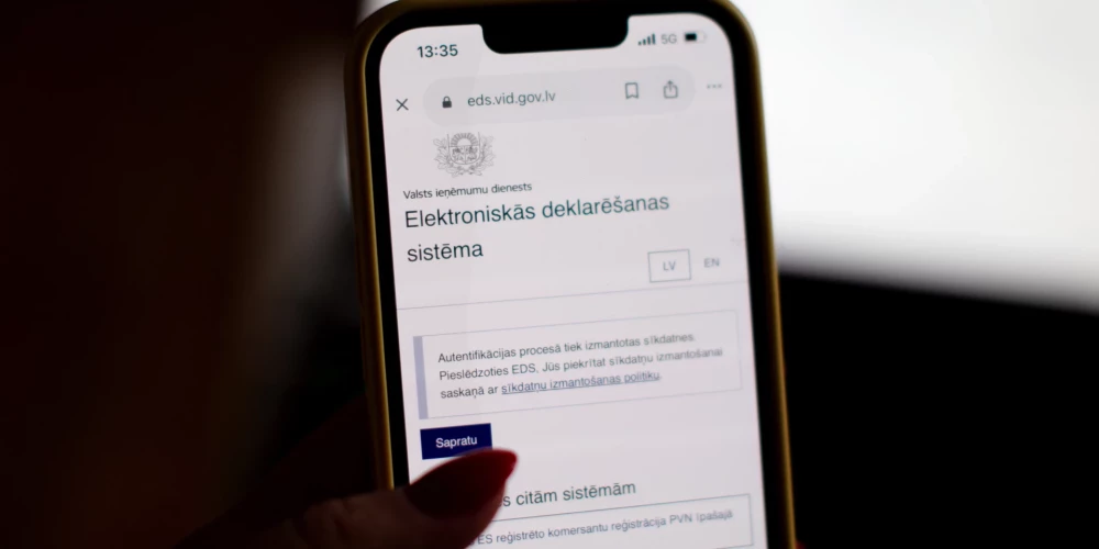Valsts ieņēmumu dienesta Elektroniskā deklarēšanās sistēmas mājaslapa mobilajā telefonā./Ilustratīvs attēls.