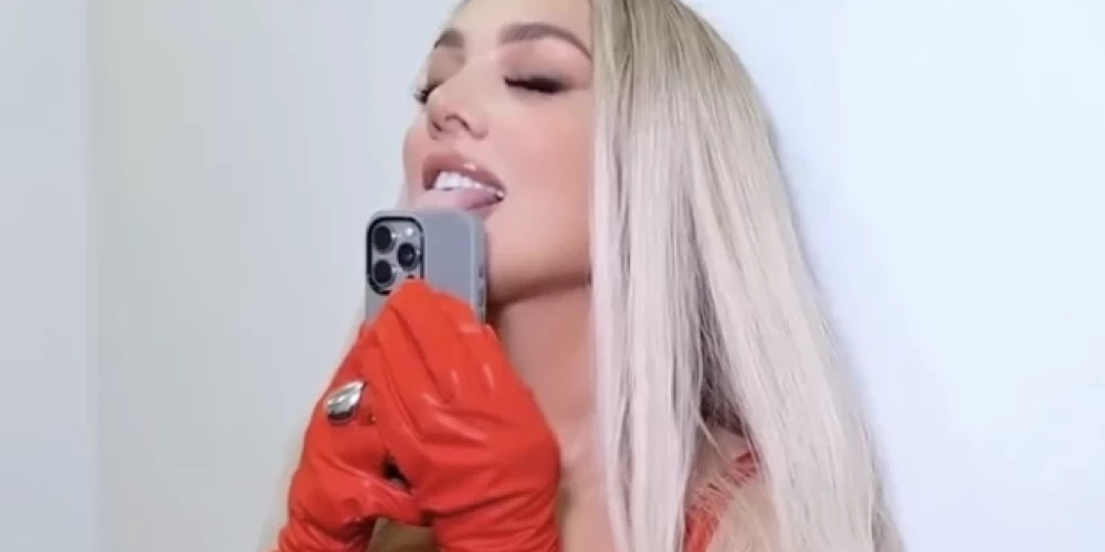 Kadrs no video.