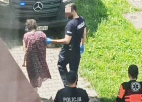 Policisti pavada Mirellu uz neatliekamās medicīniskās palīdzības automašīnu (ekrānuzņēmums no "X")