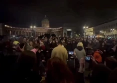 "Kad nomirs cars - mēs līksmosim!" Simtiem jauniešu Sanktpēterburgā nepakļaujas Kremlim un dzied "aizliegtās dziesmas". VIDEO