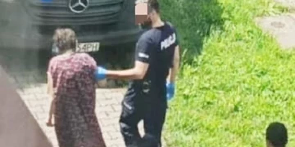 Полицейские сопровождают Миреллу к машине скорой помощи.