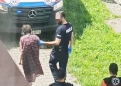 Полицейские сопровождают Миреллу к машине скорой помощи.