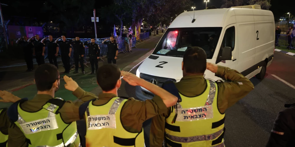 "Hamas" kavēšanos ar ķīlnieku atgriešanu skaidro ar grūtībām atrast līķus starp drupām pēc divus gadus ilgā kara Gazas joslā.